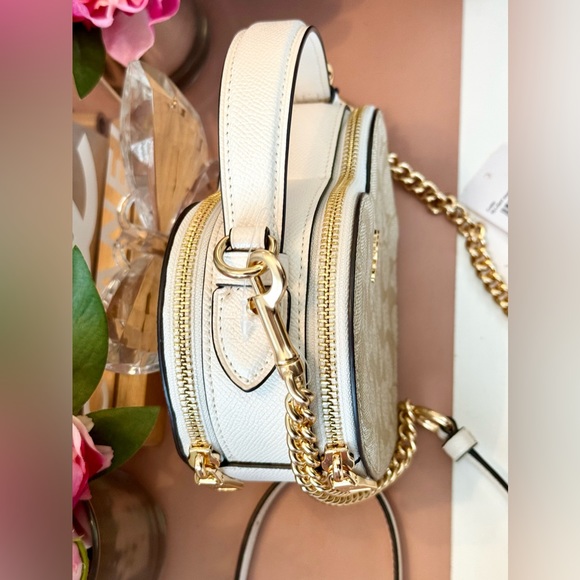 New Coach Heart Crossbody Bag - Picture 2 of 10